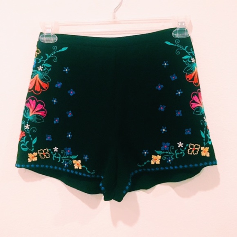 EMBROIDERED FLOWY BLACK SHORTS